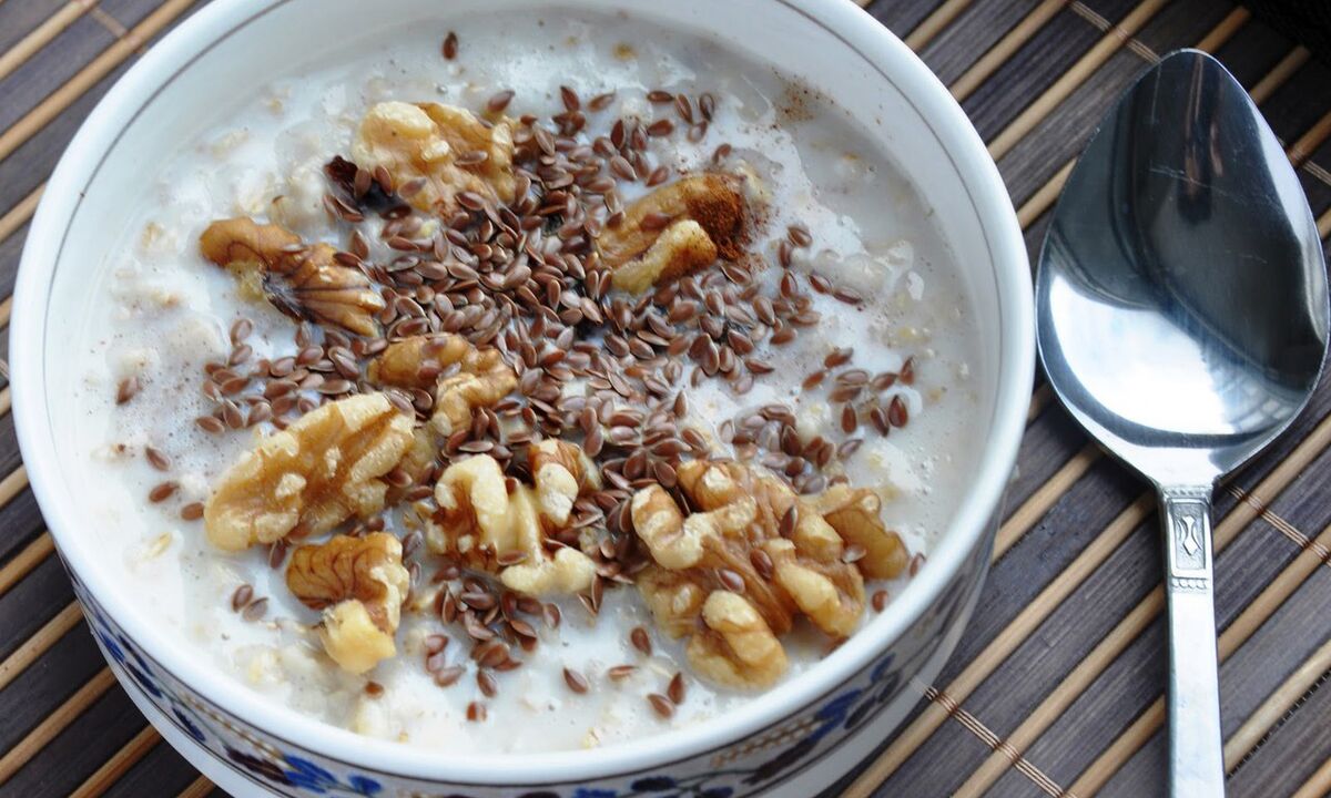 Flaxseed porridge esnearekin - gosari osasuntsua pisua galtzen ari direnen dietan